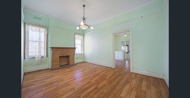 Classic two bedroom in the heart of Crows Nest - Photo 1