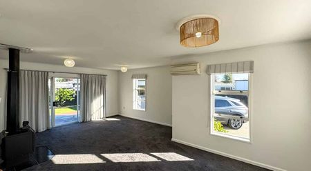 Natural Lighting, Three Bedroom Home On Beautiful Grounds! - Photo 2