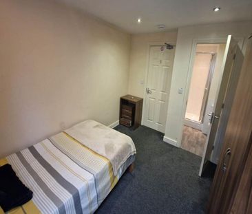 1 bedroom in a house share to rent - Photo 2