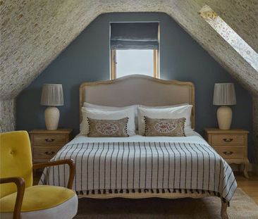 Recently renovated, interior designed Grade II listed barn conversi... - Photo 1