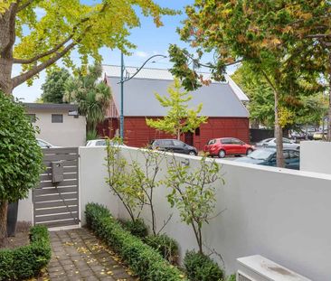 City Centre - 3-bedroom apartment with garage - short term - Photo 2