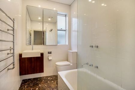 Oversized beachfront apartment with sweeping views - Photo 4