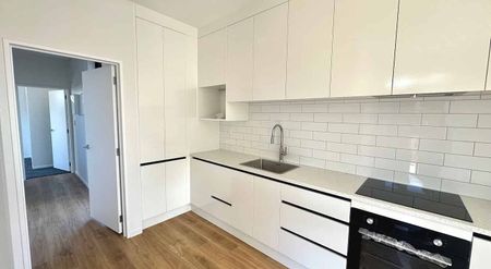 Spacious 2-Beds – Prime Location Opp Park! - Photo 2
