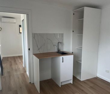 Cosy, Light-Filled Bungalow in Prime Location - Photo 3