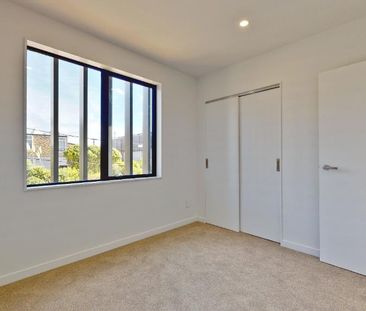 *Quality living in Seatoun Heights awaits—secure your new home now!* - Photo 3