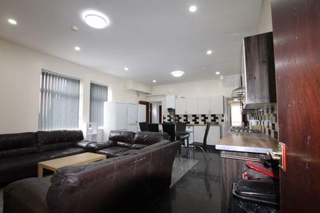 8 bedroom semi-detached house to rent - Photo 4