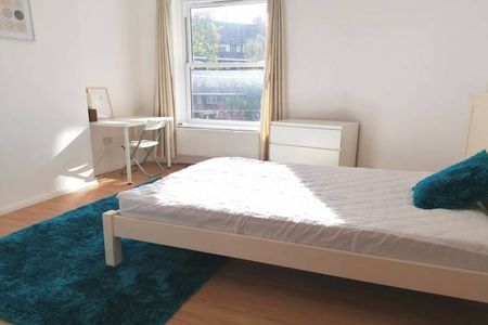 Spacious and bright three bedroom flat in a small purpose built block - Photo 3