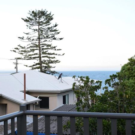 Large home within walking distance to water - Photo 5