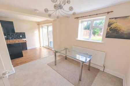 3 bedroom semi-detached house to rent - Photo 3