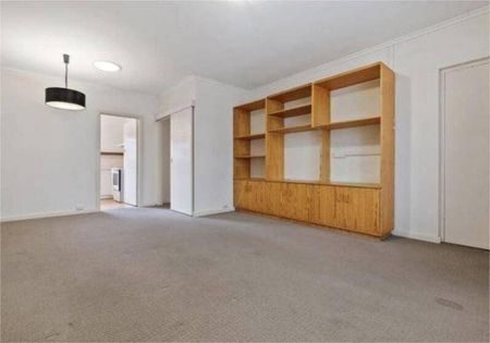 Neat, Trendy and Convenient Two Bedroom Maisonette - Photo 2