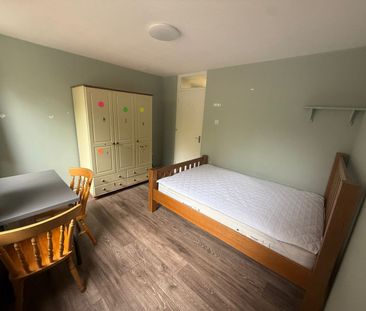 Room in a Shared House, Silver Street, N18 - Photo 6