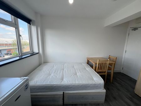 Bedsit close to ilford station- 900 - Photo 3