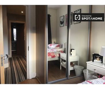 Room for rent in 4-bedroom house in Sandyford, Dublin - Photo 4