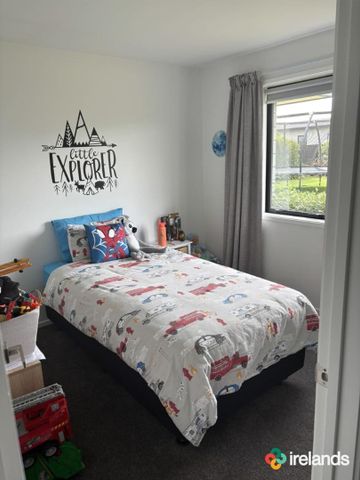 Spacious 4-Bedroom Home in Woodend - Photo 3