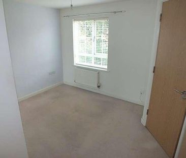 Bedroom Semi-detached House In Farnborough, GU14 - Photo 3