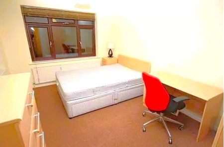 6 bedroom detached house to rent - Photo 3