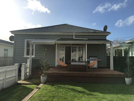 Reduced Rent on One Bedroom flat with private yard - Photo 1