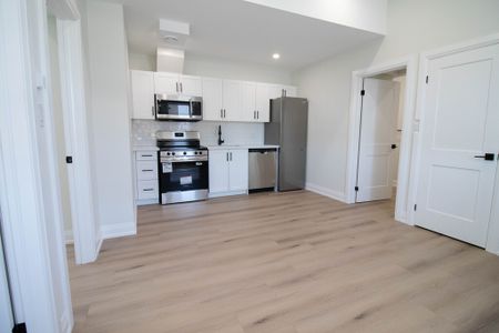 Newly Renovated 1 Bedroom + Den Apartment in Welland! - Photo 4