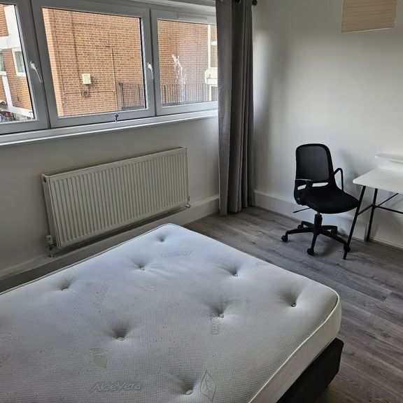 Room in a Shared Flat, Greyhound Road, W6 - Photo 1