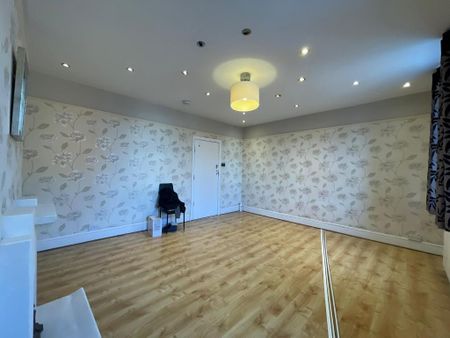 4 bedroom apartment to rent - Photo 4