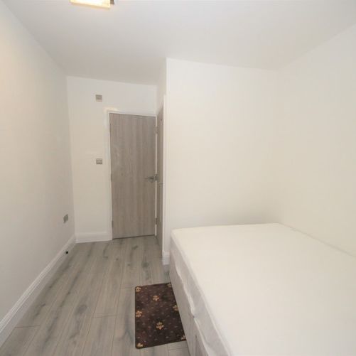 Holly Grove, Kingsbury, NW9 - Photo 1