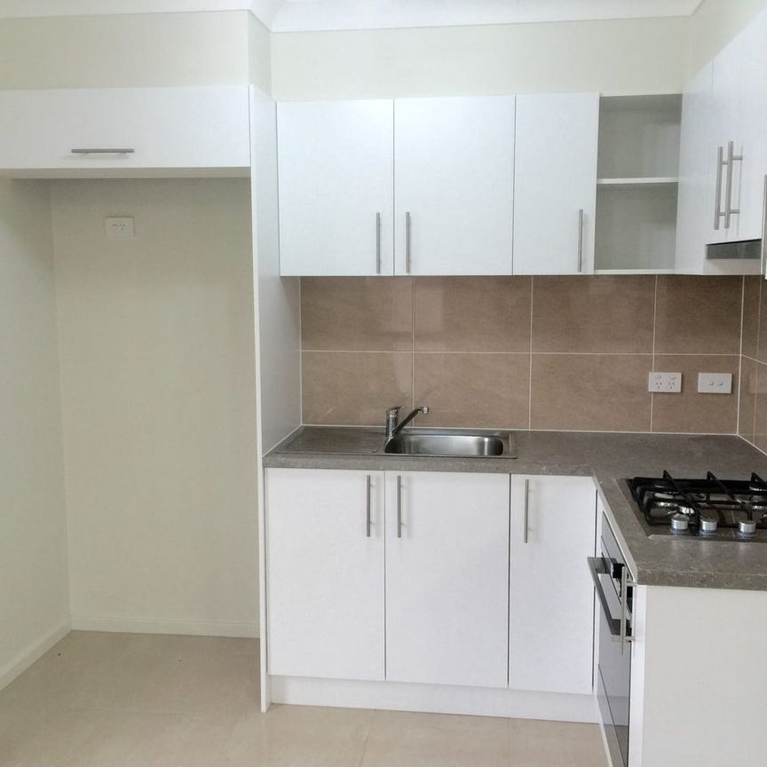 Simple, Stylish Studio Apartment - right near Station! - Photo 1