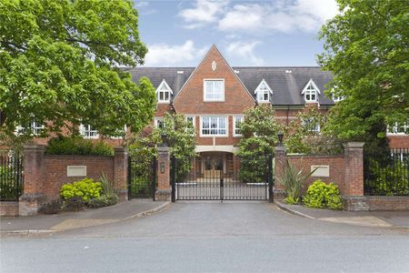 A well presented ground floor apartment situated behind electric gates within half a mile radius of Weybridge train station and Queens Road amenities. - Photo 2