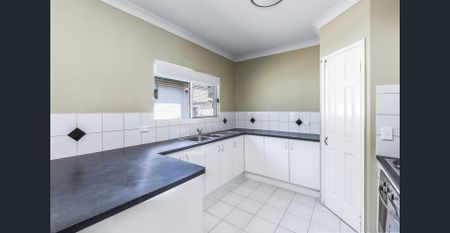 Lovely 3 bedroom house with all essential you need - Photo 2