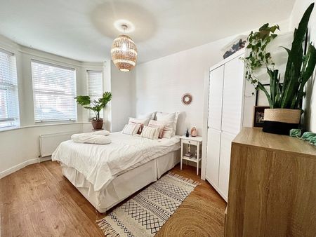 2 Bed Flat, Brattain Court, W3 - Photo 4