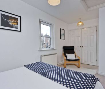 A spacious one bedroom apartment in the centre of town. - Photo 4