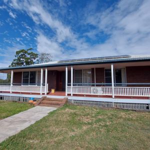 Spacious 5-Bedroom Family Home on a Prime Corner Block - Photo 2