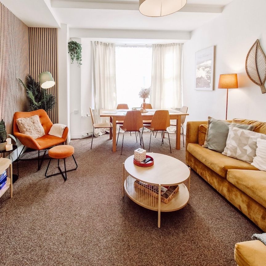 2 Bed Flat, Queens Court, W2 - Photo 1