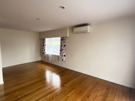 Spacious 4-Bedroom Family Home in Pakuranga Heights - Photo 4