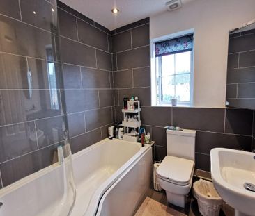 3 bedroom end of terrace house to rent - Photo 2