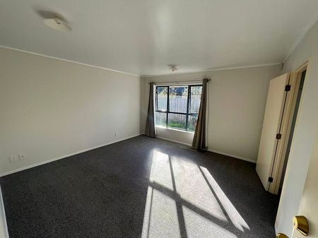 Charming 4 Bedroom Family Home in Flat Bush - Photo 3