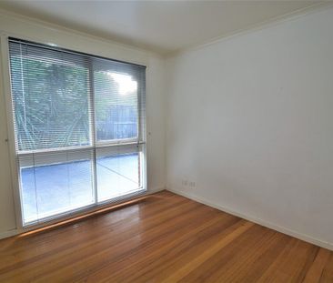 Family Home in Prime Location! - Photo 3