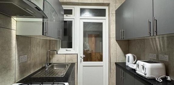 1 bedroom in a house share to rent - Photo 2