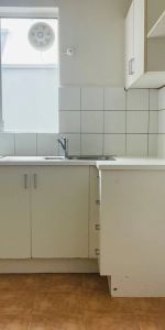 LIGHT, BREEZY AND SECURE APARTMENT - Photo 4