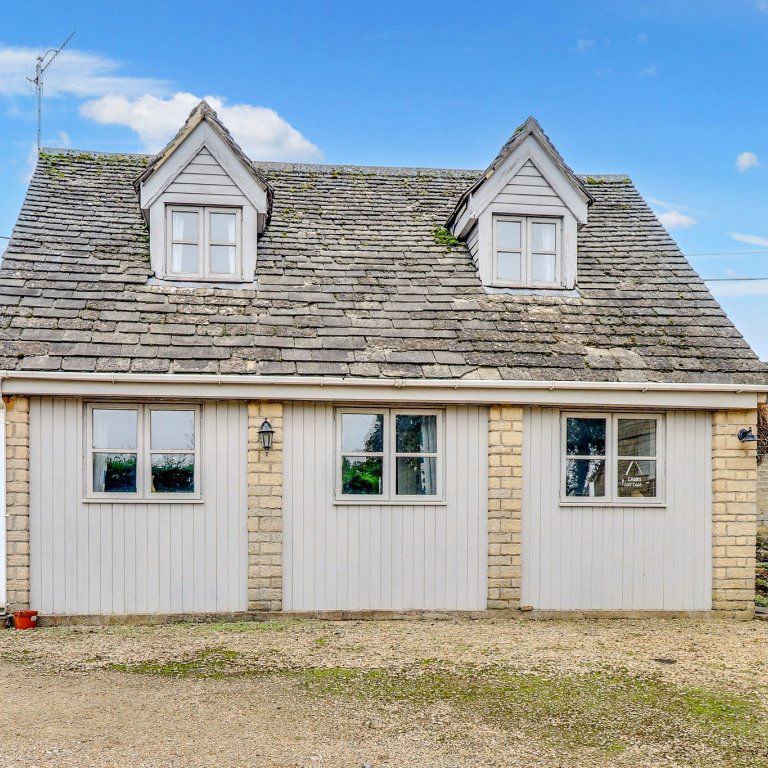 A 2 Bedroom Cottage in Severnhampton GL54 5SL - Photo 1