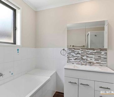 Perfect Family Home Near Kippax! - Photo 5