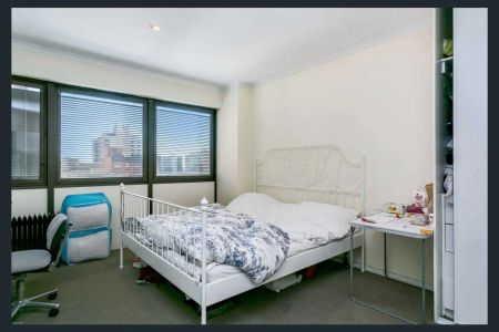 Modern 2-Bed, 2-Bath Apartment in the Heart of the City - Photo 3