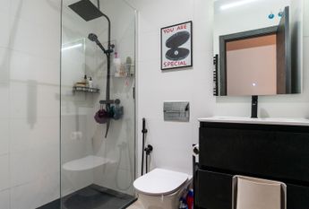 Bright and Cozy 2-Bedroom Apartment with Modern Renovation