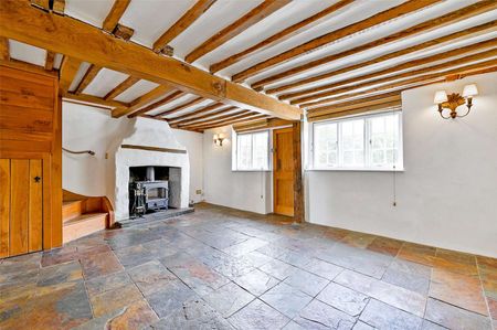 Attractive character cottage in idyllic village setting - Photo 2