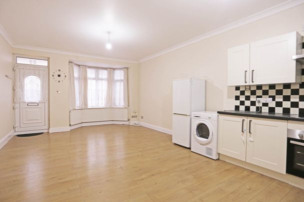 Price £1,650 pcm - Available Now - Part Furnished - Photo 1