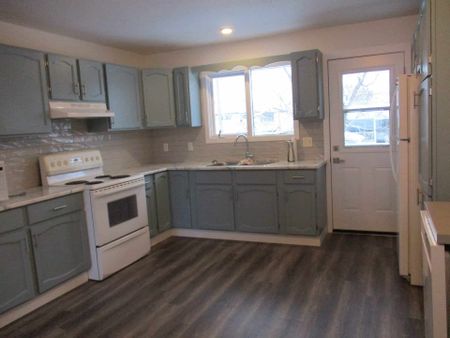Spacious 3bed 2bath Duplex; Mission – Available April - Photo 5