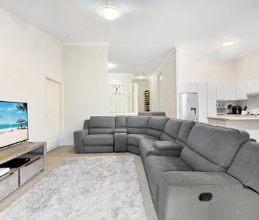 Spacious Townhouse Living! - Photo 2