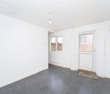 3 bedroom Semi-detached house to rent - Photo 2