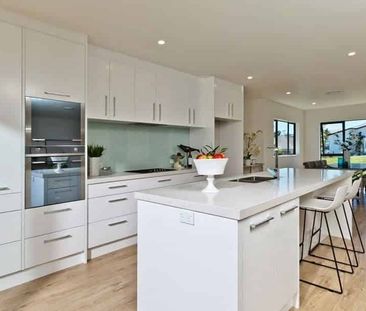 Large family home with pergola deck - Photo 1