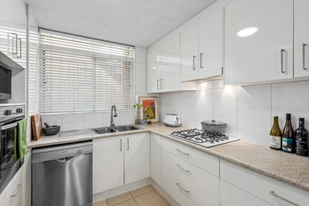 Light-Filled Two-Bedroom Apartment in Sought-After New Farm - Photo 4