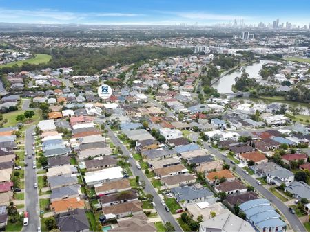 13 Campelles Avenue, Varsity Lakes QLD - Photo 2